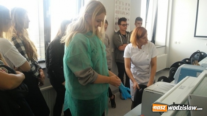 Zdjęcie w galerii na portalu naszwodzislaw.com: Poszerzali swoje zainteresowania z chemii i biologii. Uczniowie I LO w Sosnowcu wiadomości z regionu