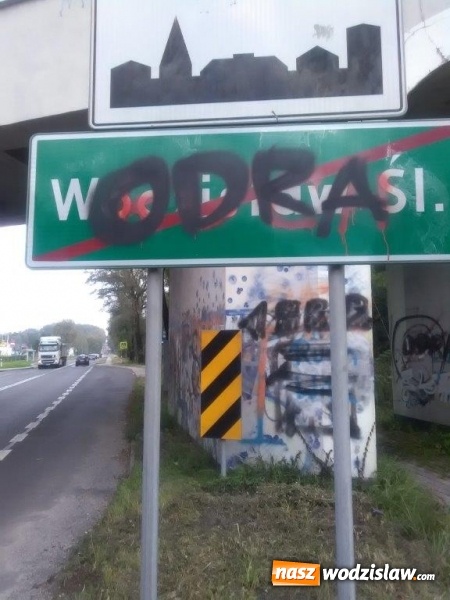 Zdjęcie w galerii na portalu naszwodzislaw.com: Zniszczone witacze na Rybnickiej wiadomości z regionu