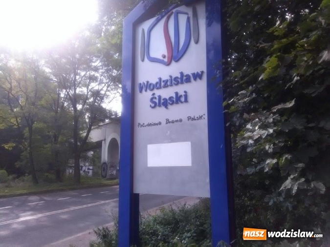 Zdjęcie w galerii na portalu naszwodzislaw.com: Zniszczone witacze na Rybnickiej wiadomości z regionu