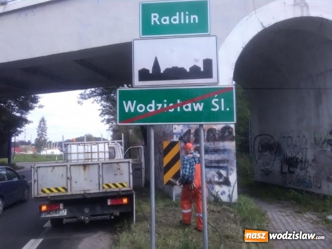 Zdjęcie w galerii na portalu naszwodzislaw.com: Zniszczone witacze na Rybnickiej wiadomości z regionu