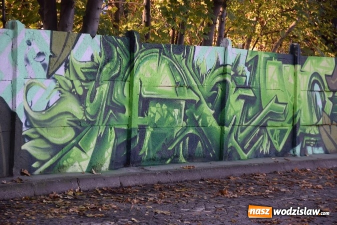 Zdjęcie w galerii na portalu naszwodzislaw.com: Graffiti ubarwiło płot przy pętli autobusowej  wiadomości z regionu