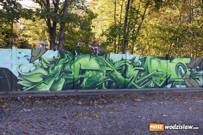 Zdjęcie w galerii na portalu naszwodzislaw.com: Graffiti ubarwiło płot przy pętli autobusowej  wiadomości z regionu