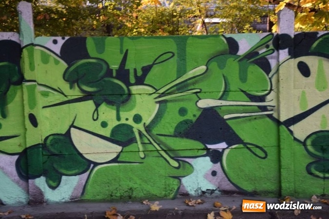 Zdjęcie w galerii na portalu naszwodzislaw.com: Graffiti ubarwiło płot przy pętli autobusowej  wiadomości z regionu