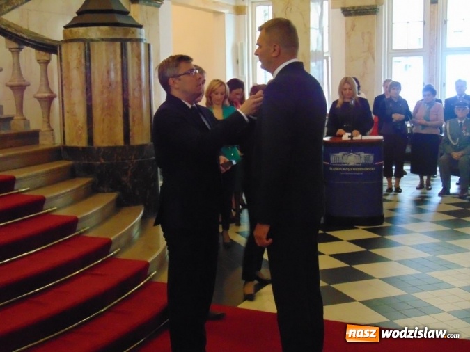Zdjęcie w galerii na portalu naszwodzislaw.com: Urzędnicy z Godowa uhonorowani za  długoletnią służbę  wiadomości z regionu
