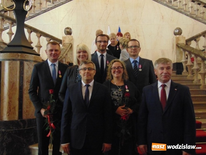 Zdjęcie w galerii na portalu naszwodzislaw.com: Urzędnicy z Godowa uhonorowani za  długoletnią służbę  wiadomości z regionu