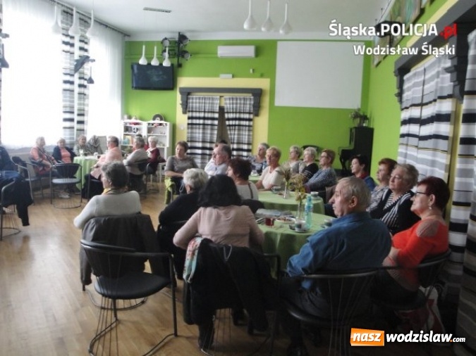 Zdjęcie w galerii na portalu naszwodzislaw.com: Profilaktyka wśród seniorów. Policjanci na spotkaniu w Radlinie  wiadomości z regionu