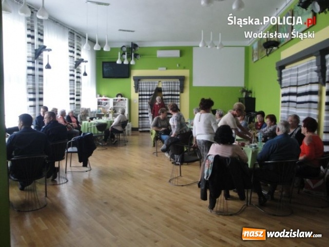 Zdjęcie w galerii na portalu naszwodzislaw.com: Profilaktyka wśród seniorów. Policjanci na spotkaniu w Radlinie  wiadomości z regionu