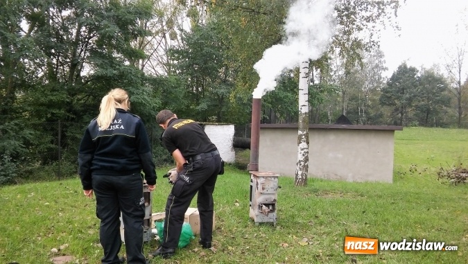 Zdjęcie w galerii na portalu naszwodzislaw.com: Dobra rada w spalaniu: nie truj sąsiada i przestrzegaj prawa! Uczniowie PCKZiU na pokazie dolnego i górnego spalania  wiadomości z regionu