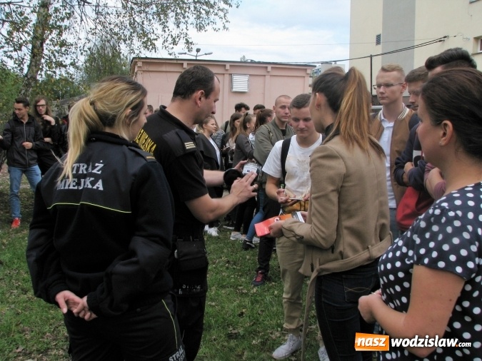 Zdjęcie w galerii na portalu naszwodzislaw.com: Dobra rada w spalaniu: nie truj sąsiada i przestrzegaj prawa! Uczniowie PCKZiU na pokazie dolnego i górnego spalania  wiadomości z regionu