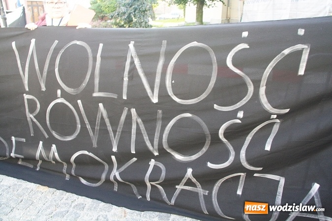 Zdjęcie w galerii na portalu naszwodzislaw.com: Czerwona kartka dla Andrzeja Dudy. Manifestacja podczas wizyty głowy państwa w Wodzisławiu  wiadomości z regionu