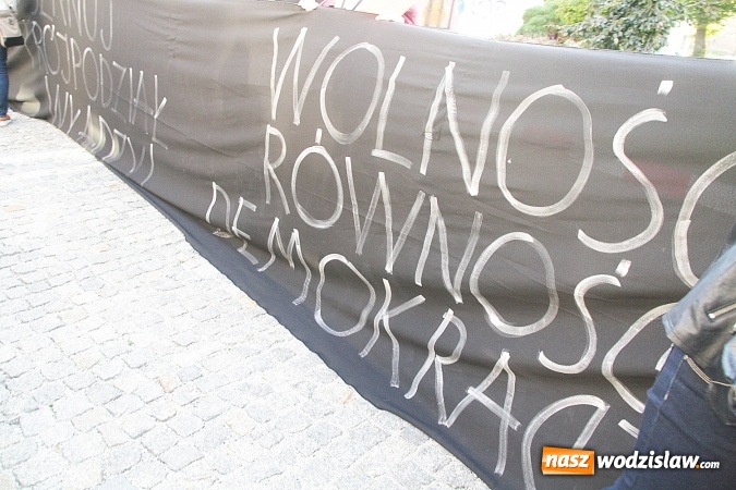 Zdjęcie w galerii na portalu naszwodzislaw.com: Czerwona kartka dla Andrzeja Dudy. Manifestacja podczas wizyty głowy państwa w Wodzisławiu  wiadomości z regionu