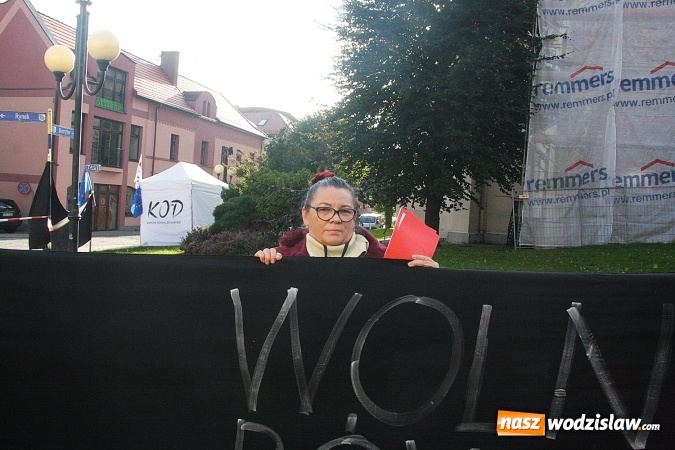 Zdjęcie w galerii na portalu naszwodzislaw.com: Czerwona kartka dla Andrzeja Dudy. Manifestacja podczas wizyty głowy państwa w Wodzisławiu  wiadomości z regionu