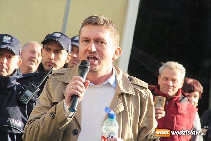 Zdjęcie w galerii na portalu naszwodzislaw.com: Czerwona kartka dla Andrzeja Dudy. Manifestacja podczas wizyty głowy państwa w Wodzisławiu  wiadomości z regionu