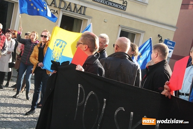 Zdjęcie w galerii na portalu naszwodzislaw.com: Czerwona kartka dla Andrzeja Dudy. Manifestacja podczas wizyty głowy państwa w Wodzisławiu  wiadomości z regionu