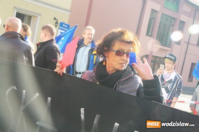 Zdjęcie w galerii na portalu naszwodzislaw.com: Czerwona kartka dla Andrzeja Dudy. Manifestacja podczas wizyty głowy państwa w Wodzisławiu  wiadomości z regionu