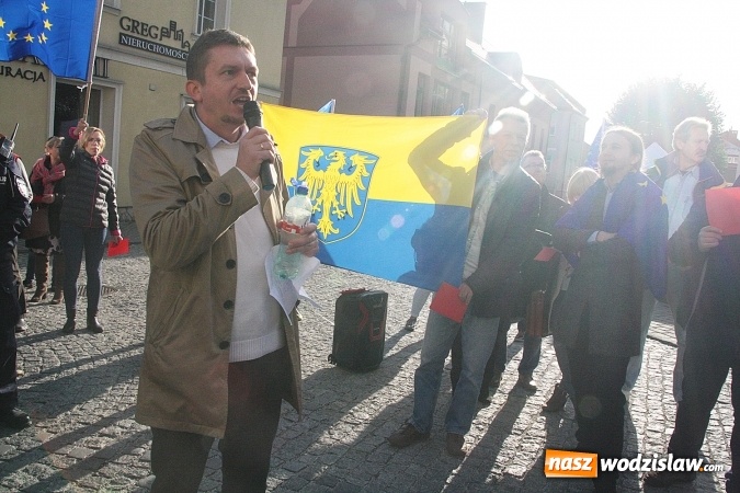 Zdjęcie w galerii na portalu naszwodzislaw.com: Czerwona kartka dla Andrzeja Dudy. Manifestacja podczas wizyty głowy państwa w Wodzisławiu  wiadomości z regionu