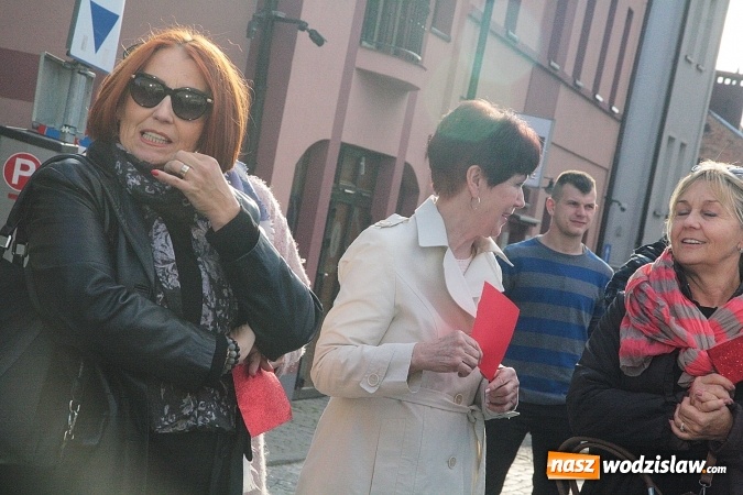 Zdjęcie w galerii na portalu naszwodzislaw.com: Czerwona kartka dla Andrzeja Dudy. Manifestacja podczas wizyty głowy państwa w Wodzisławiu  wiadomości z regionu