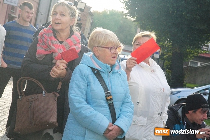 Zdjęcie w galerii na portalu naszwodzislaw.com: Czerwona kartka dla Andrzeja Dudy. Manifestacja podczas wizyty głowy państwa w Wodzisławiu  wiadomości z regionu