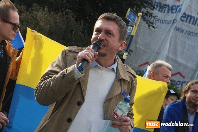 Zdjęcie w galerii na portalu naszwodzislaw.com: Czerwona kartka dla Andrzeja Dudy. Manifestacja podczas wizyty głowy państwa w Wodzisławiu  wiadomości z regionu