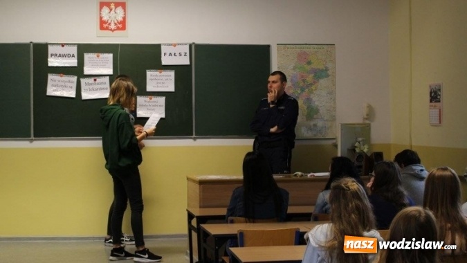 Zdjęcie w galerii na portalu naszwodzislaw.com: Warsztaty z funkcjonariuszami Policji Śląskiej w I LO  wiadomości z regionu