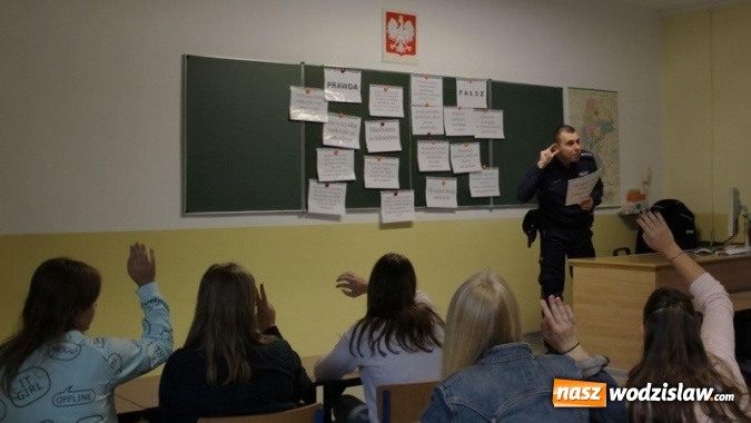 Zdjęcie w galerii na portalu naszwodzislaw.com: Warsztaty z funkcjonariuszami Policji Śląskiej w I LO  wiadomości z regionu