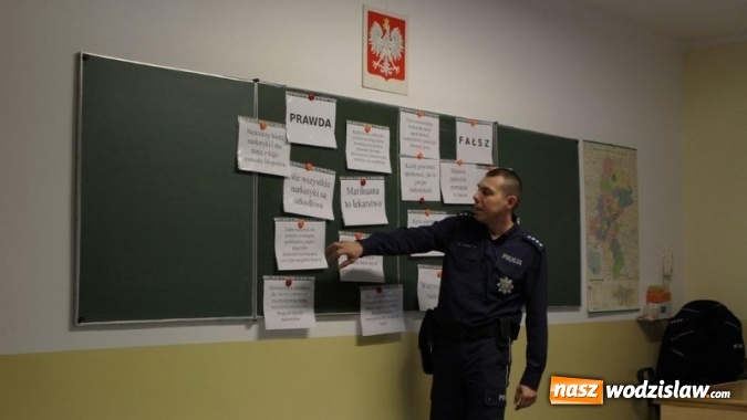 Zdjęcie w galerii na portalu naszwodzislaw.com: Warsztaty z funkcjonariuszami Policji Śląskiej w I LO  wiadomości z regionu