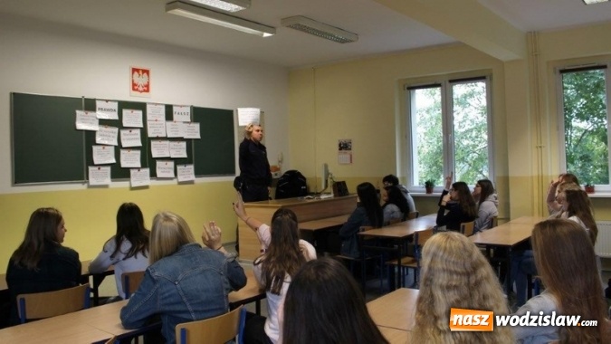 Zdjęcie w galerii na portalu naszwodzislaw.com: Warsztaty z funkcjonariuszami Policji Śląskiej w I LO  wiadomości z regionu