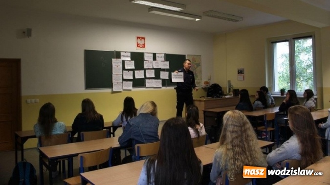 Zdjęcie w galerii na portalu naszwodzislaw.com: Warsztaty z funkcjonariuszami Policji Śląskiej w I LO  wiadomości z regionu
