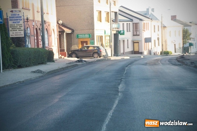 Zdjęcie w galerii na portalu naszwodzislaw.com: Koniec z podskakującymi samochodami? W Pszowie trwa remont DW 933  wiadomości z regionu