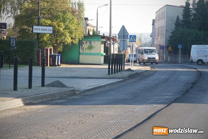 Zdjęcie w galerii na portalu naszwodzislaw.com: Koniec z podskakującymi samochodami? W Pszowie trwa remont DW 933  wiadomości z regionu