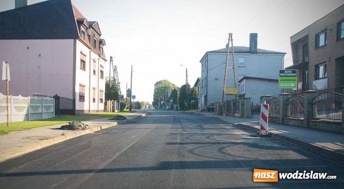 Zdjęcie w galerii na portalu naszwodzislaw.com: Koniec z podskakującymi samochodami? W Pszowie trwa remont DW 933  wiadomości z regionu