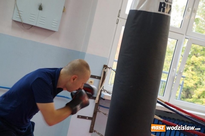 Zdjęcie w galerii na portalu naszwodzislaw.com: #760minutBOKSUna760lat. Udało się! W Wodzisławiu pobili rekord w uderzaniu w worek treningowy  wiadomości z regionu