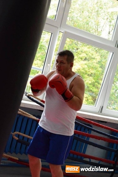 Zdjęcie w galerii na portalu naszwodzislaw.com: #760minutBOKSUna760lat. Udało się! W Wodzisławiu pobili rekord w uderzaniu w worek treningowy  wiadomości z regionu