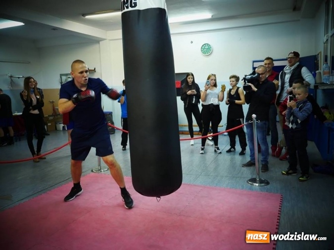 Zdjęcie w galerii na portalu naszwodzislaw.com: #760minutBOKSUna760lat. Udało się! W Wodzisławiu pobili rekord w uderzaniu w worek treningowy  wiadomości z regionu