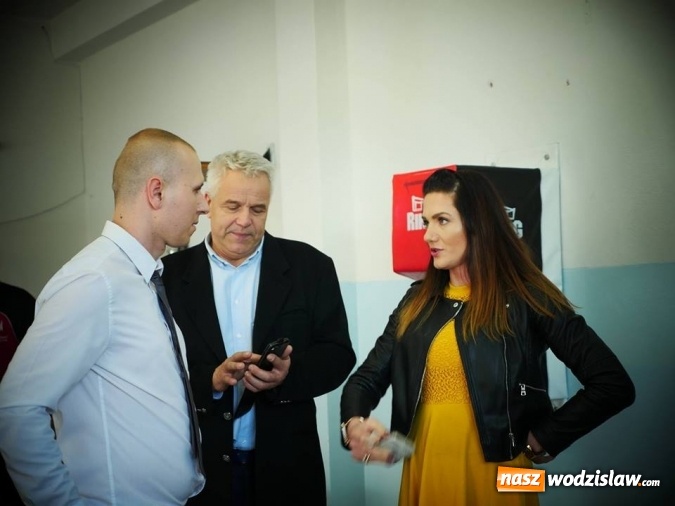 Zdjęcie w galerii na portalu naszwodzislaw.com: #760minutBOKSUna760lat. Udało się! W Wodzisławiu pobili rekord w uderzaniu w worek treningowy  wiadomości z regionu