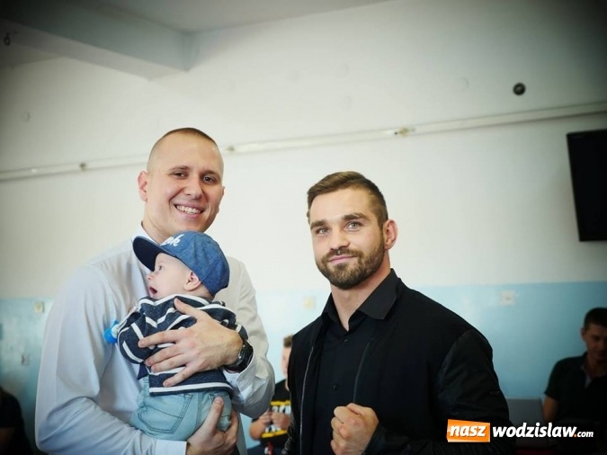 Zdjęcie w galerii na portalu naszwodzislaw.com: #760minutBOKSUna760lat. Udało się! W Wodzisławiu pobili rekord w uderzaniu w worek treningowy  wiadomości z regionu