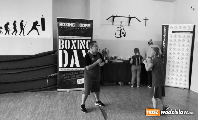 Zdjęcie w galerii na portalu naszwodzislaw.com: #760minutBOKSUna760lat. Udało się! W Wodzisławiu pobili rekord w uderzaniu w worek treningowy  wiadomości z regionu
