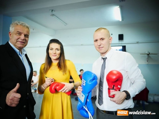 Zdjęcie w galerii na portalu naszwodzislaw.com: #760minutBOKSUna760lat. Udało się! W Wodzisławiu pobili rekord w uderzaniu w worek treningowy  wiadomości z regionu
