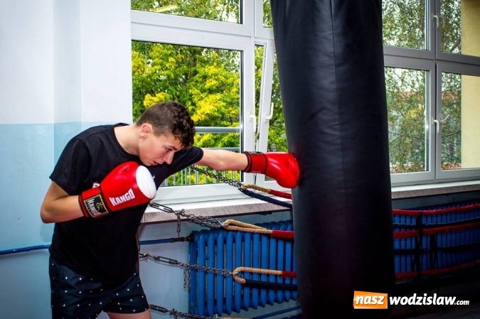 Zdjęcie w galerii na portalu naszwodzislaw.com: #760minutBOKSUna760lat. Udało się! W Wodzisławiu pobili rekord w uderzaniu w worek treningowy  wiadomości z regionu