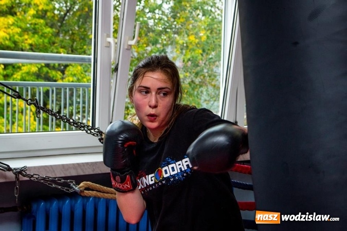 Zdjęcie w galerii na portalu naszwodzislaw.com: #760minutBOKSUna760lat. Udało się! W Wodzisławiu pobili rekord w uderzaniu w worek treningowy  wiadomości z regionu