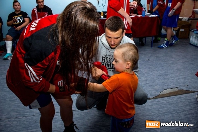 Zdjęcie w galerii na portalu naszwodzislaw.com: #760minutBOKSUna760lat. Udało się! W Wodzisławiu pobili rekord w uderzaniu w worek treningowy  wiadomości z regionu