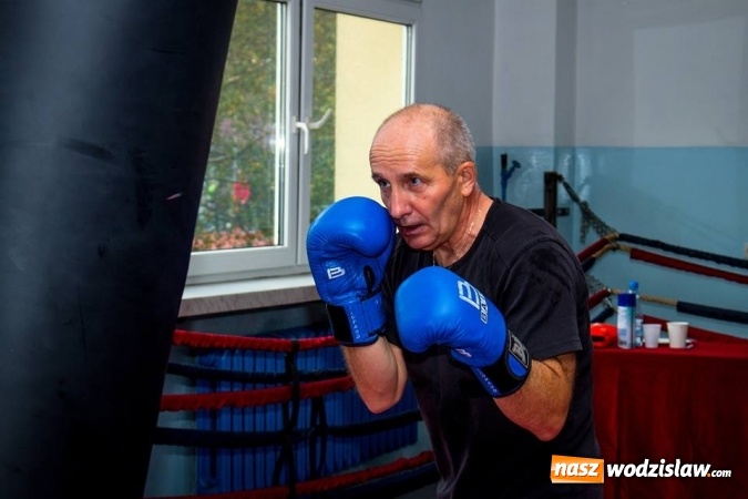Zdjęcie w galerii na portalu naszwodzislaw.com: #760minutBOKSUna760lat. Udało się! W Wodzisławiu pobili rekord w uderzaniu w worek treningowy  wiadomości z regionu