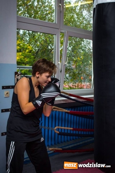 Zdjęcie w galerii na portalu naszwodzislaw.com: #760minutBOKSUna760lat. Udało się! W Wodzisławiu pobili rekord w uderzaniu w worek treningowy  wiadomości z regionu