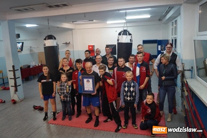 Zdjęcie w galerii na portalu naszwodzislaw.com: #760minutBOKSUna760lat. Udało się! W Wodzisławiu pobili rekord w uderzaniu w worek treningowy  wiadomości z regionu