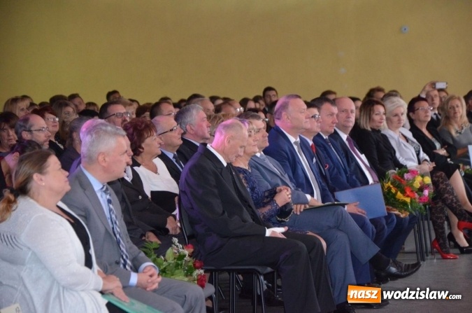 Zdjęcie w galerii na portalu naszwodzislaw.com: Ekonomik z nowym patronem i odznaką wiadomości z regionu