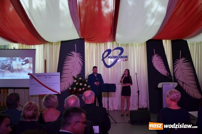 Zdjęcie w galerii na portalu naszwodzislaw.com: Ekonomik z nowym patronem i odznaką wiadomości z regionu