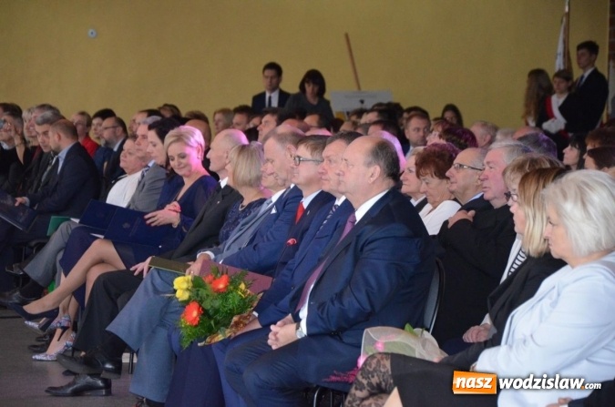 Zdjęcie w galerii na portalu naszwodzislaw.com: Ekonomik z nowym patronem i odznaką wiadomości z regionu