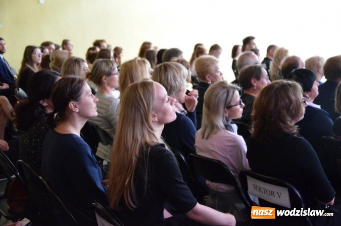 Zdjęcie w galerii na portalu naszwodzislaw.com: Ekonomik z nowym patronem i odznaką wiadomości z regionu