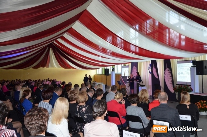 Zdjęcie w galerii na portalu naszwodzislaw.com: Ekonomik z nowym patronem i odznaką wiadomości z regionu