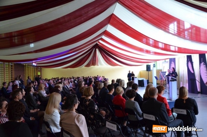 Zdjęcie w galerii na portalu naszwodzislaw.com: Ekonomik z nowym patronem i odznaką wiadomości z regionu